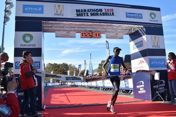 Le kenyan Nicholas Cheruiyot Chumba, vainqueur du 9e Marathon Metz Mirabelle en 2h et 24 minutes et 1 seconde, dimanche 14 octobre 2018.