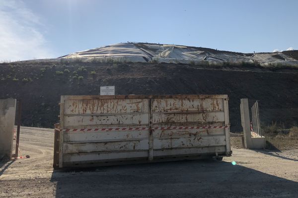 Une benne à ordures sur le site d'enfouissement des déchets de Prunelli di Fium'Orbu, partiellement bloqué depuis le 20 août.