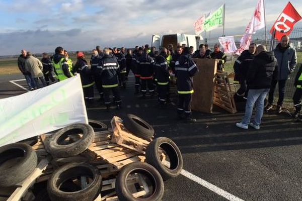 La manifestation des pompiers des Deux-Sèvres devant le siège du SDIS 79 à Chauray.