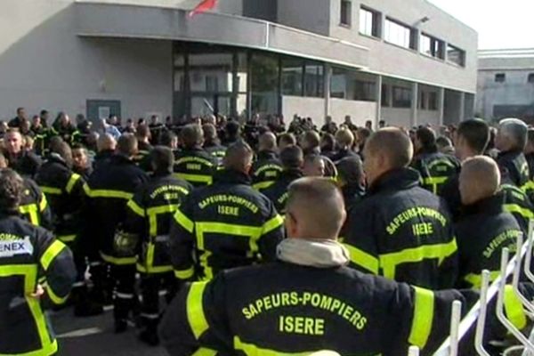 Les pompiers rassemblés devant le SDIS à Fontaine