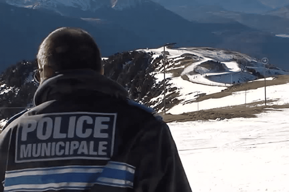 A Chamrousse, la police veille au respect des règles de sécurité sur les pistes de ski