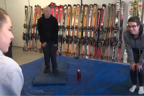 A Corenc, l'association Cémavi continue de donner des cours de sport aux personnes handicapées, dans un garage.