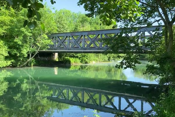 Cet ancien pont ferroviaire surplombe un cours d'eau, l'Écorce, à Lavau.