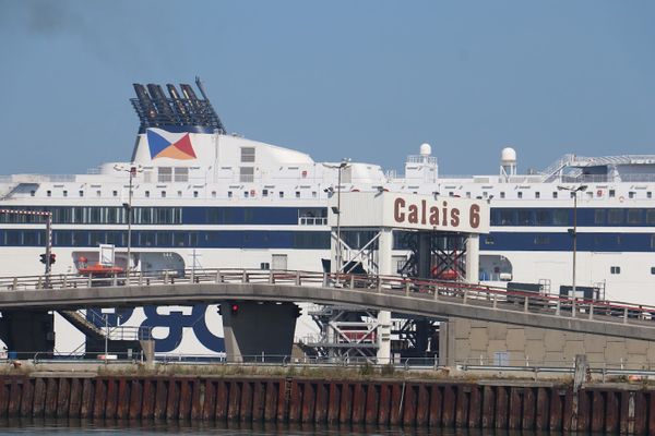 Un ferry P&O entre au port de Calais.