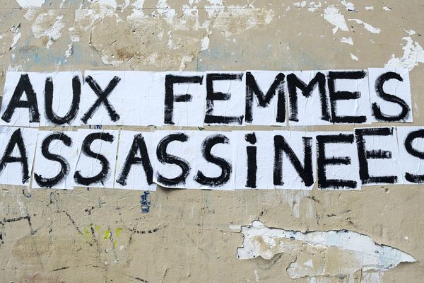 Les murs des villes s'affichent avec des bannières en mémoire des agressions, violences faites aux femmes et aux femmes assassinées