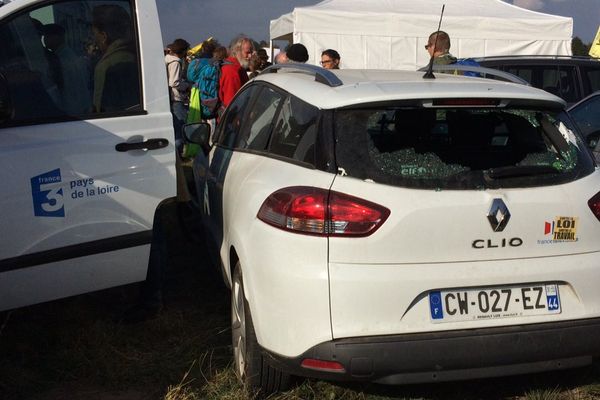 Un véhicule de la rédaction de France 3 Pays de la Loire a vu ses vitres brisées à Notre-Dame-des-Landes alors que nos confrères rendaient compte de la manifestation des opposants au transfert de l'aéroport