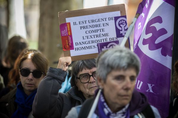 Environ 200 personnes se sont mobilisées contre les violences sexuelles en soutien envers toutes les victimes, ce samedi 19 octobre 2024.