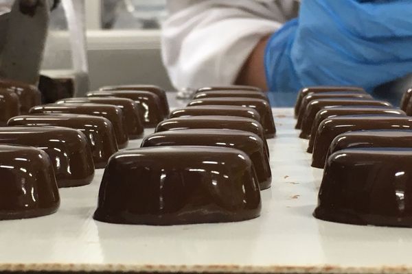 A la chocolaterie Royale d'Epaignes, le bonbon de chocolat aux ganaches parfumées reste une valeur sûre pour les fêtes.
