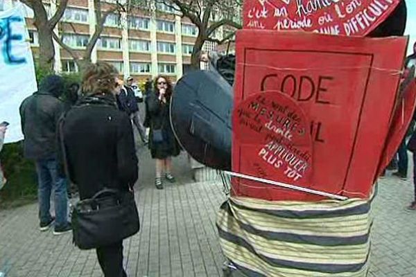 Des manifestants à Lille contre la réforme du code du travail.