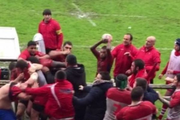 La bagarre entre les espoirs de Béziers et de Biarritz a été filmée par un supporter depuis les tribunes - 16 avril 2016