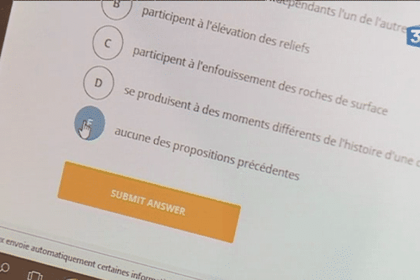 Au lycée Montaigne, les élèves de terminale s'entraînent pour le bac grâce à des questionnaires sur tablettes.