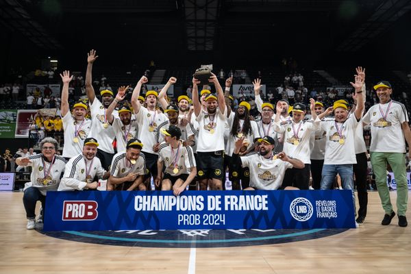 Le Stade Rochelais basket décroche le titre de champion de France de Pro B en gagnant la finale des play-offs 72 à 67 face à Boulazac (24), jeudi 6 juin 2024.