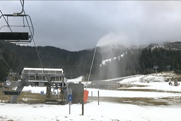 Le Lioran, station de ski de moyenne montagne située dans le Cantal, doit s'adapter aux effets dus au réchauffement climatique, en produisant notamment de la neige artificielle.