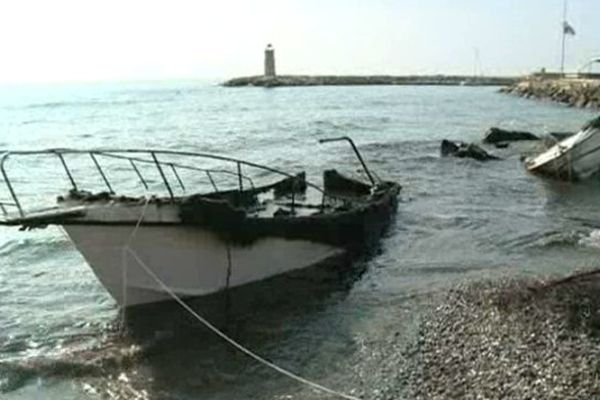 Sept bateaux amarrés au port de Garavan, à Menton, ont brûlés.