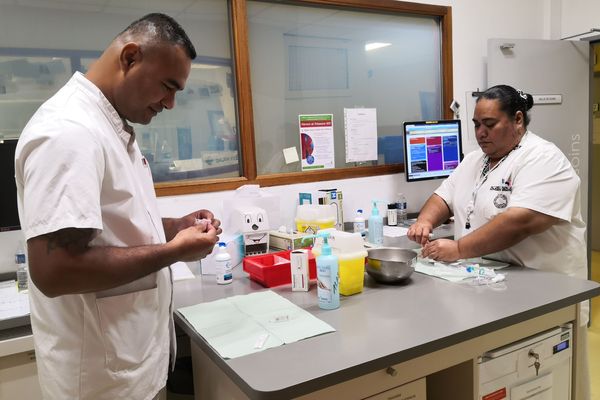 Manuele et Koleti en salle de soins au Centre Eugène Marquis à Rennes, où ils apprennent de nouveaux gestes, un savoir-faire qu'ils ramèneront à Wallis-et-Futuna auprès de patients atteints de cancer