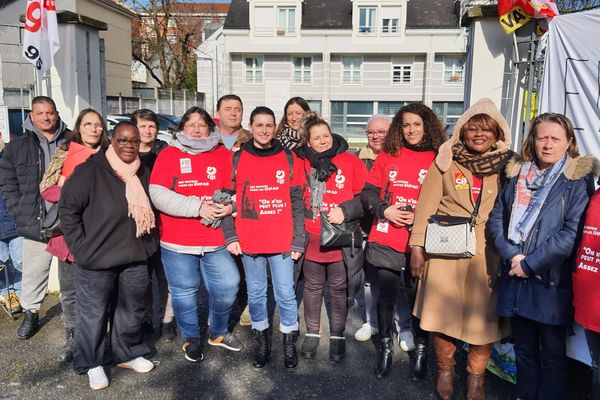 Troisième jour de grève pour les aides-soignantes de l'Ehpad Arc-en-ciel de Bezons dans le Val d'Oise. Elles demandent une revalorisation salariale et l'augmentation du nombre de soignants au sein de l'Ehpad qui accueille actuellement 55 résidents.