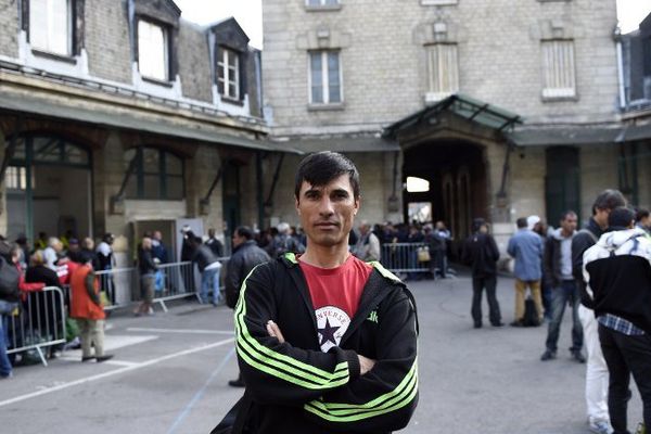 Un réfugié Afghan attend pour recevoir un repas chaud dans un centre ouvert par l'Armée du Salut à Paris