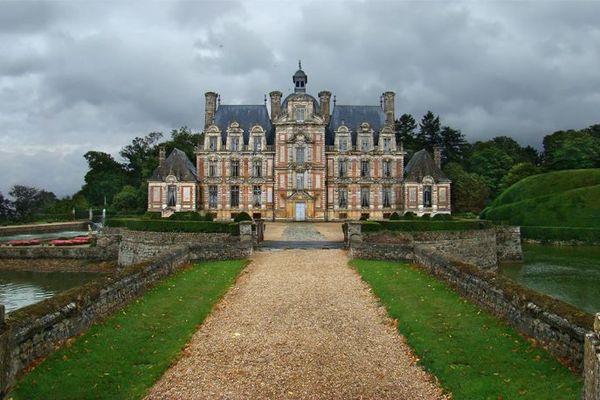 Dans l'Eure, le château de Beaumesnil apparaîtra avec un ciel menaçant et nuageux en toile de fond.