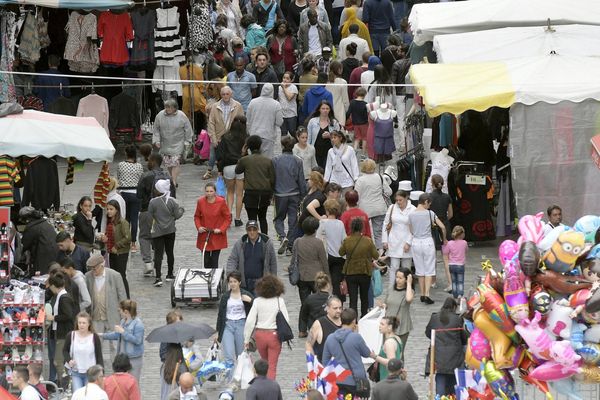 Rue le Bastard durant une édition précédente de la grande braderie de Rennes, la foule des grands jours