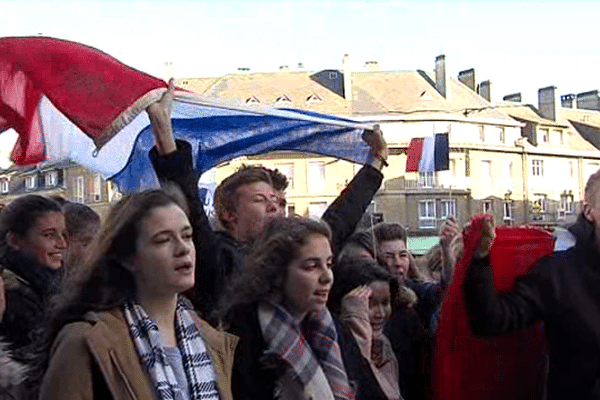 70 jeunes ont manifesté leur solidarité après les attentats ce mercredi à Vire