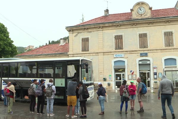 Les départs se font en autocar devant la gare.