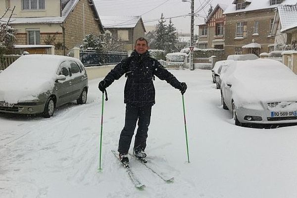 Un skieur dans les rues de Caen