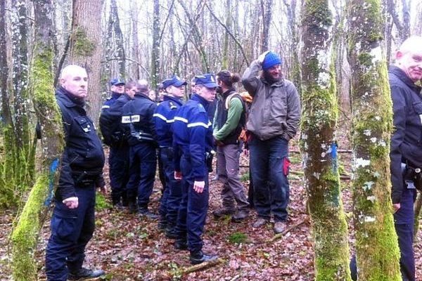 Lundi 4 février 2013 à 9H, une soixantaine de manifestants étaient sur place. A 11H, des bûcherons sont arrivés, encadrés par une cinquantaine de gendarmes.