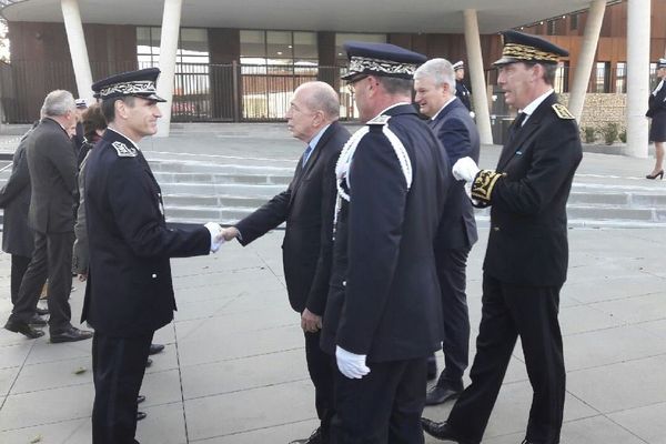 Gérard Collom à son arrivée à l'hôtel de police de La Rochelle.