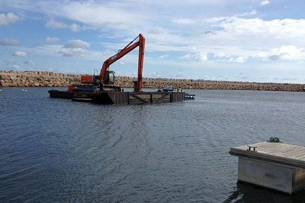 Argelès-sur-Mer (Pyrénées-Orientales) - le dragage du port a débuté - 8 avril 2016.