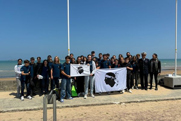 Les élèves de Biguglia et leurs accompagnants à Omaha Beach.