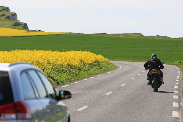 Tendre un câble sur une route est un délit considéré comme mise en danger de la vie d'autrui. 