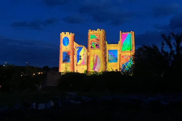 Le château de Bourbon-l'Archambault prête ses murailles au spectacle du festival Lumières sur le Bourbonnais jusqu'au 28 septembre.