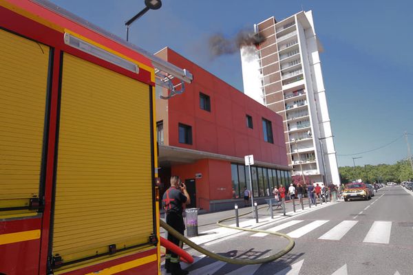 Un incendie s'est déclenché en fin de matinée dans cet immeuble du quartier Empalot, à Toulouse. Une personne est décédée de ses blessures, l'incendie a été maîtrisé par les pompiers, l'origine du sinistre n'a pas encore été déterminée. 20 août 2021.