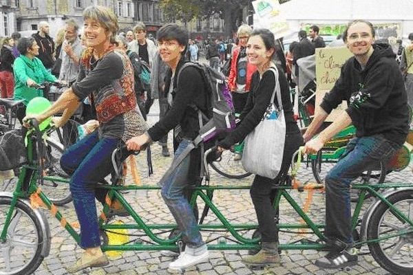 Les "cyclistes d'Alternatiba lors de leur passage à Bordeaux dans le quartier Sainte-Croix.