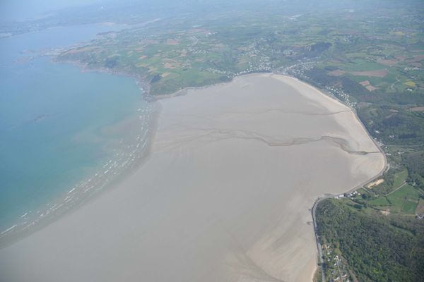 Les reconnaissances aériennes du CEVA permettent de repérer les échouages de'algues vertes, peu présent cette année