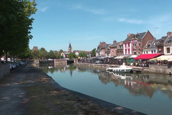 À la mi-journée, l'activité tourne au ralenti dans les restaurants du quai Bélu à Amiens.