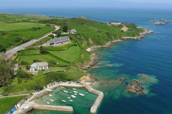 Soleil sur Port Racine, dans la Manche, le plus petit port de Normandie...