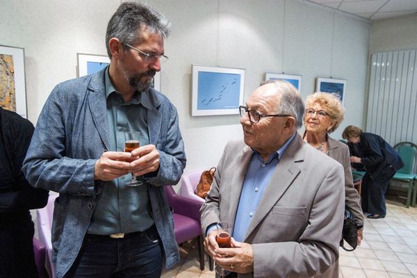 Michel Roger (à droite) et sa femme Rosa, s'entretenant avec le secrétaire départemental du PCF de l'Oise Thierry Aury.