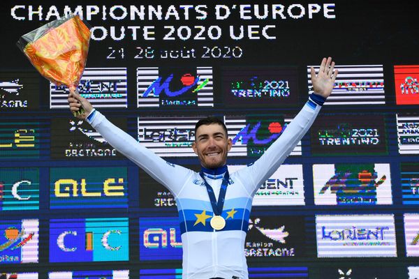 L'Italien Giacomo Nizzolo sur le podium après avoir remporté le titre de Champion d'Europe, ce 26 août à Plouay (Morbihan)