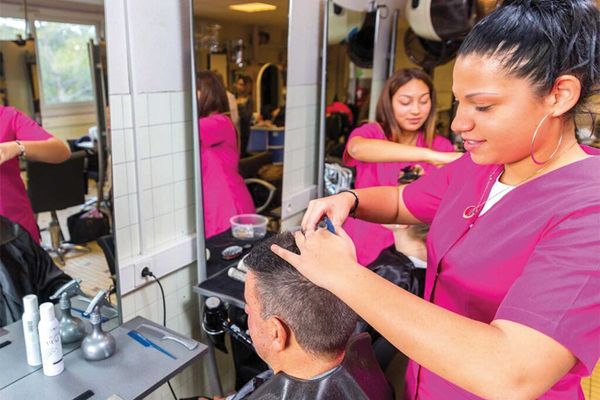 Le Centre de Formation d’Apprentis de la Métropole Nice Côte d'Azur propose des prestations de coiffure à prix modique.