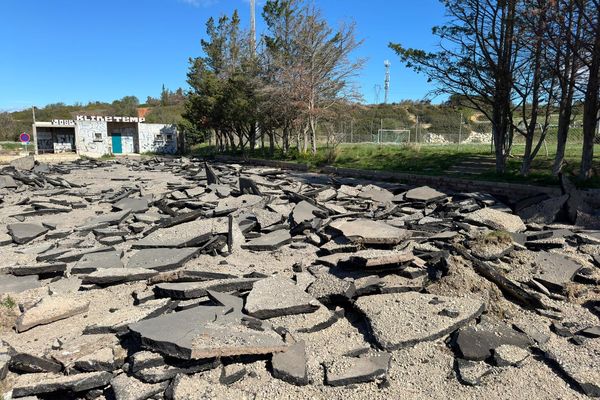 Balaruc-le-Vieux (Hérault) - le parking du stade dévasté par les employés municipaux sur ordre de la municipalité - 18 mars 2024.