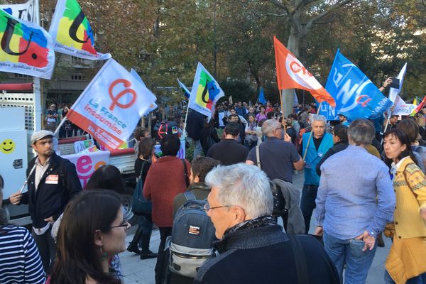 Environ 850 personnes se sont retrouvées devant le rectorat de Grenoble.