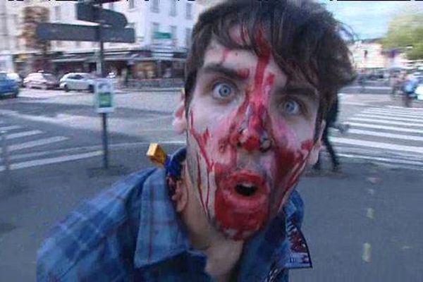 Ils étaient une dizaine à danser et accoster les passants, cet après midi, à Caen. La Marche des Zombies servait de promotion à la minç série caennaise "God Bless Zombies"