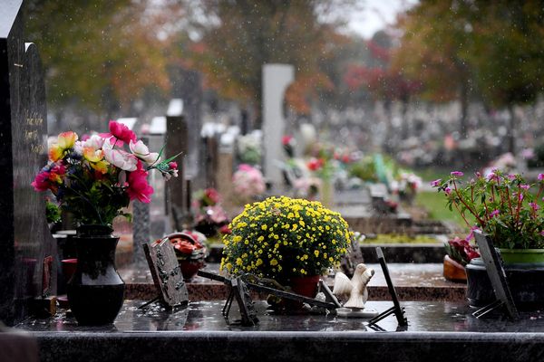 Le commissariat de Saint-Lô informe qu'une enquête de police a été ouverte après la dégradation de tombes dans le cimetière de la ville. (Image d'illustration.)