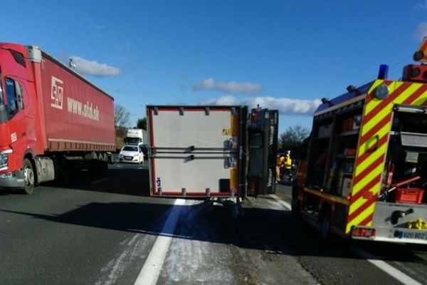 Un chauffeur de camion d’une cinquantaine d’années est décédé ce midi des suites d’un accident survenu sur l’A9 à hauteur de Mèze (Hérault).