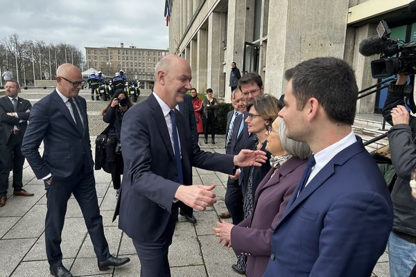 Le ministre de l'Industrie Roland Lescure en déplacement au Havre ce lundi 18 mars 2024, suivi d'Édouard Philippe, ancien Premier ministre et maire de la cité Océane.