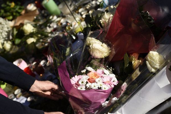 Depuis les attaques, anonymes et personnalités se succèdent pour rendre hommage aux victimes du Bataclan.