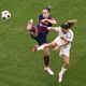 La défenseure du Barça, Lucy Bronze, et la milieu de terrain lyonnaise, Danielle van de Donk se disputent le ballon lors de la finale de la Ligue des champions féminine le 25 mai 2024.
