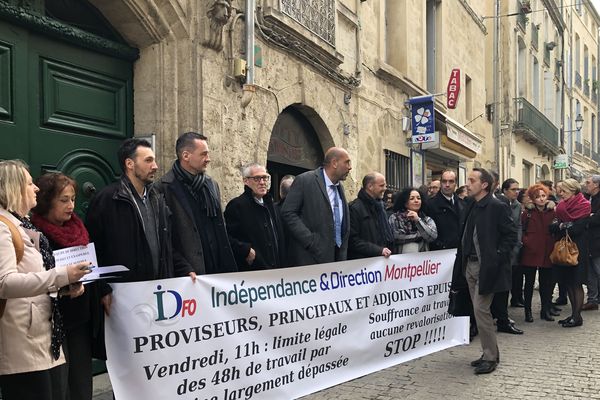 Une quarantaine de personnes ont manifesté vendredi 31 janvier devant le rectorat à Montpellier pour dénoncer la surcharge de travail des personnels de direction.