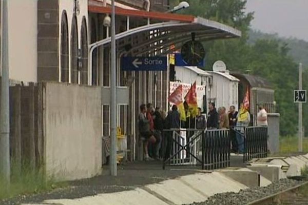 Les grévistes ont occupé la gare d'Arvant, en Haute-Loire, le mercredi 18 juin.